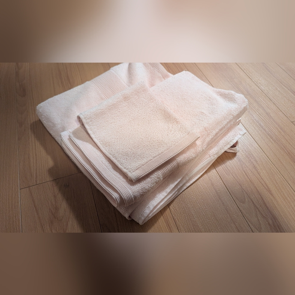 Brand New Pink Bath Towel Set - 3 Piece
